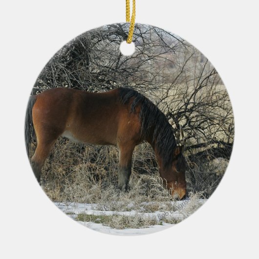 Wildes Mustang-Pferd im Schnee 1 Keramik Ornament (Vorne)