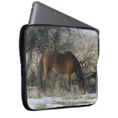 Wildes Mustang-Pferd im Schnee 1 Laptopschutzhülle (Vorne Rechts)