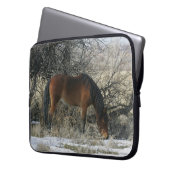 Wildes Mustang-Pferd im Schnee 1 Laptopschutzhülle (Vorderseite Links)