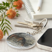 Wildes Mustang-Pferd im Schnee 1 Schlüsselanhänger (Vorderseite rechts)