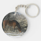 Wildes Mustang-Pferd im Schnee 1 Schlüsselanhänger (Rückseite)