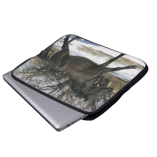 Wildes Mustang-Pferd im Schnee 2 Laptopschutzhülle (Vorne Knopf)