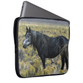 Wildes Mustang-Pferd in der Wüste Laptopschutzhülle (Vorne Rechts)