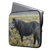 Wildes Mustang-Pferd in der Wüste Laptopschutzhülle (Vorderseite Links)
