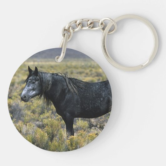 Wildes Mustang-Pferd in der Wüste Schlüsselanhänger (Rückseite)