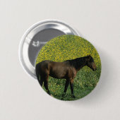 Wildes Mustang-Pferd stehend in den Blumen Button (Vorne & Hinten)