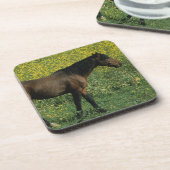 Wildes Mustang-Pferd stehend in den Blumen Untersetzer (Linke Seite)