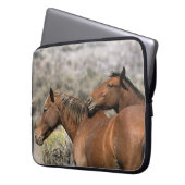 Wildes Mustang-Pferdeberühren Laptopschutzhülle (Vorderseite Links)