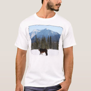 Wildes Pferd auf Alaska-Landstraße T-Shirt