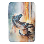 Wildes Pferd auf Grassy Düne bei Sonnenuntergang Badematte (Vorderseite Vertikal)