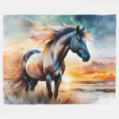 Wildes Pferd auf Grassy Düne bei Sonnenuntergang Fleecedecke (Vorderseite (Horizontal))
