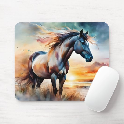 Wildes Pferd auf Grassy Düne bei Sonnenuntergang Mousepad (Mit Mouse)