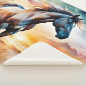 Wildes Pferd auf Grassy Düne bei Sonnenuntergang Sherpadecke (3/4)