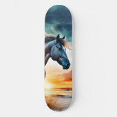 Wildes Pferd auf Grassy Düne bei Sonnenuntergang Skateboard (Vorderseite)