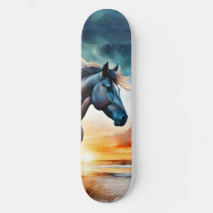 Wildes Pferd auf Grassy Düne bei Sonnenuntergang Skateboard
