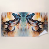 Wildes Pferd auf Grassy Düne bei Sonnenuntergang Strandtuch (Vorderseite)