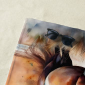 Wildes Pferd auf Grassy Düne bei Sonnenuntergang Strandtuch (Beispiel)