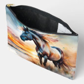 Wildes Pferd auf Grassy Düne bei Sonnenuntergang Zubehörtasche (Offen)