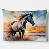 Wildes Pferd auf Grassy Düne bei Sonnenuntergang Zubehörtasche (Rückseite)