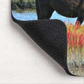 Wildes Pferd, das auf dem Feld isst Mousepad (Ecke)