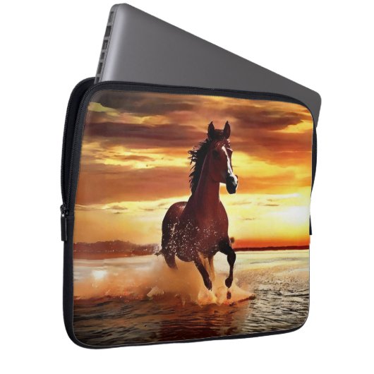 Wildes Pferd durch Surfen galoppieren Laptopschutzhülle (Vorne Rechts)