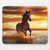 Wildes Pferd durch Surfen galoppieren Mousepad (Vorne)