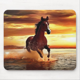 Wildes Pferd durch Surfen galoppieren Mousepad