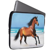 Wildes Pferd Galloping am Strand Laptopschutzhülle (Vorne Rechts)