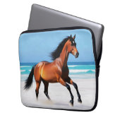 Wildes Pferd Galloping am Strand Laptopschutzhülle (Vorderseite Links)