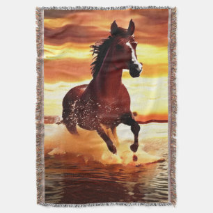 Wildes Pferd galoppieren durch Surf grenzt Decke