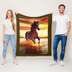 Wildes Pferd galoppieren durch Surf grenzt Fleecedecke