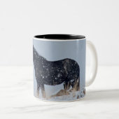 Wildes Pferd im Schneesturm Zweifarbige Tasse (VorderseiteRechts)