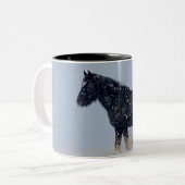 Wildes Pferd im Schneesturm Zweifarbige Tasse (Vorderseite Links)