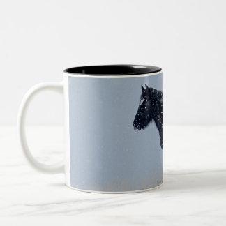 Wildes Pferd in einem Schneesturm Zweifarbige Tasse
