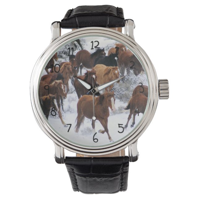 Wildes Pferd läuft auf Schnee Armbanduhr (Vorderseite)