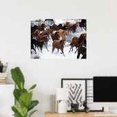 Wildes Pferd läuft auf Schnee Poster (Heimbüro)