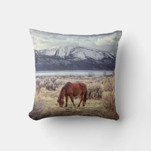 Wildes Pferd: Nevada Winterlandschaft. Kissen
