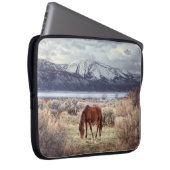 Wildes Pferd: Nevada Winterlandschaft. Laptopschutzhülle (Vorne Rechts)