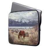 Wildes Pferd: Nevada Winterlandschaft. Laptopschutzhülle (Vorderseite Links)