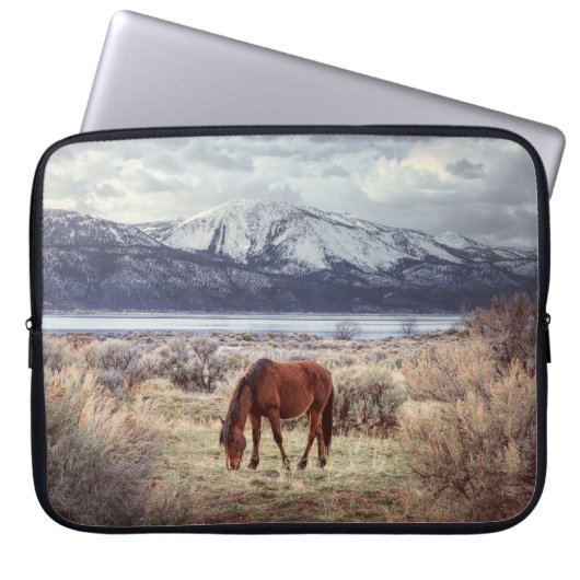 Wildes Pferd: Nevada Winterlandschaft. Laptopschutzhülle (Vorderseite)