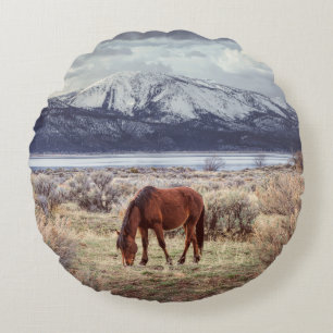 Wildes Pferd: Nevada Winterlandschaft. Rundes Kissen