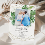 Wildes tropisches geometrisches Foto der Palme Sav Save The Date<br><div class="desc">Diese Save the Date aus einer tropischen Palme bestehende, geometrische Foto-Karte eignet sich ideal für einen Strand oder eine Hochzeit in Urlaubsort. Das Design besticht durch eine exotische Auswahl an grünen Bananenpalmen, Farnen, Blattwerk, botanischen Pflanze und Grünpflanzen, die für einen tropischen Sommer sorgen. Personalisieren Sie Ihre Verlobung mit Foto, Namen,...</div>