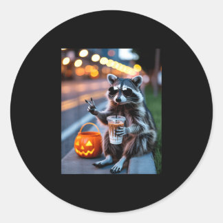 Wildes Waschbär trinkt eisgekühlten Kaffee Hallowe Runder Aufkleber