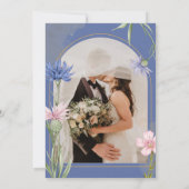 Wildflower Elegant Dusty Blue Wedding Einladung (Rückseite)