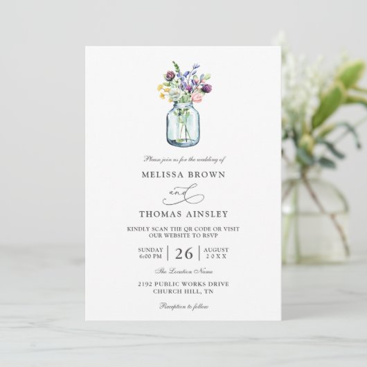 Wildflower Mason Jar Rustic Budget QR Code Wedding Einladung (Stehend Vorderseite)