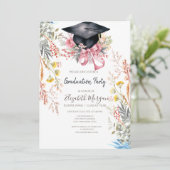 Wildflower Meadow Grad Cap Pink Bow Graduation Einladung (Stehend Vorderseite)