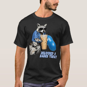 Wildkrankenpfleger Waschbär trinkt T-Shirt