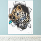 Wildleopard-Tasse auf der Jagd nach einem Schmette Leinwanddruck (Insitu (Holzboden))
