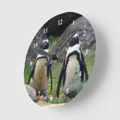 Wildlife Penguin Pair Photo Runde Wanduhr (Winkel)
