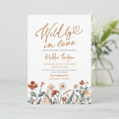 Wildly in Love Fall Wildflower Bridal Shower Einladung (Stehend Vorderseite)
